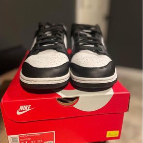 Men’s panda dunks size 11
In great condition
Comes with box - Picture 4 of 5